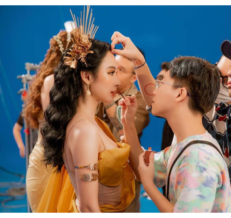 Giám đốc sáng tạo, người mẫu, nhiếp ảnh, stylist đều có vai trò quan trọng trong một buổi chụp một bộ hình thời trang.
