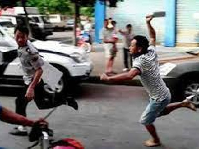 Pháp luật - Nhóm thanh niên chặn đánh tài xế container vì bị tạt đầu xe