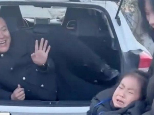 Phi thường - kỳ quặc - Con gái bật khóc khi thấy bố trốn trong cốp xe, nguyên nhân khiến dân tình "dở khóc dở cười"