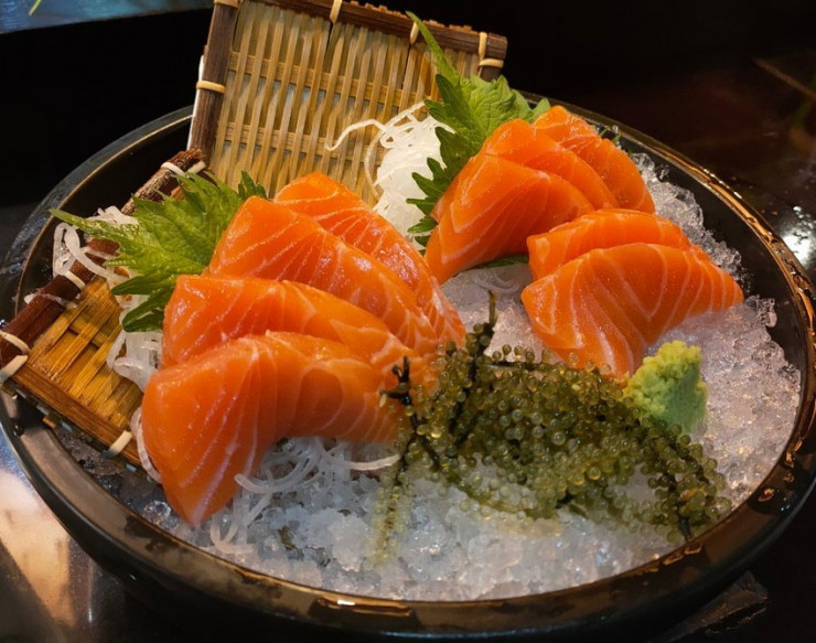 Trong cá hồi có một số chất dinh dưỡng làm đen tóc. Ảnh: T. PHÚC