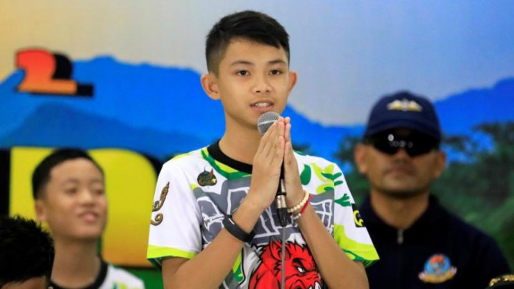 Duangpetch Promthep gửi lời cảm ơn tới mọi người trong một cuộc họp báo sau khi được giải cứu khỏi hang động ở Chiang Rai năm 2018. Ảnh: Reuters.