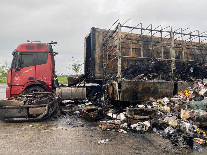 Xe tải và container đậu sát cây xăng bốc cháy ngùn ngụt ở Quảng Nam - 1
