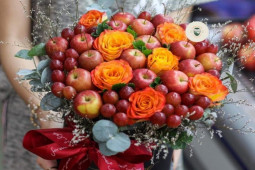 Làm “hoa” ăn được giá đến 4 triệu/bó, chủ cửa hàng làm mỏi tay để trả đơn