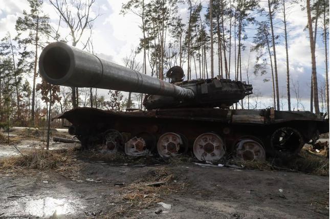 Một xe tăng hỏng của Nga ở làng Dmytrivka, cách thủ đô Kiev của Ukraine khoảng 25km