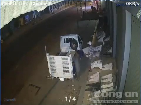Hai người đàn ông đi ăn trộm gạch bị camera ghi lại.