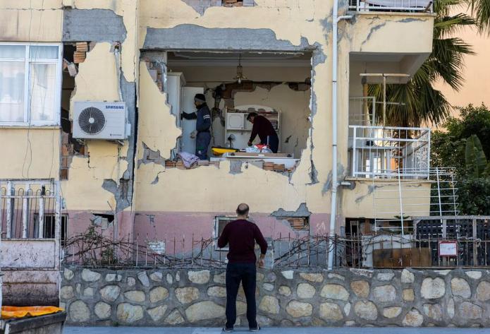 Một tòa nhà bị hư hại do động đất ở thị trấn Iskenderun, tỉnh Hatay, Thổ Nhĩ Kỳ. Ảnh: Reuters&nbsp;