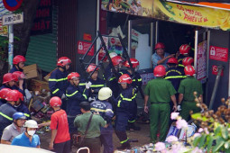 Hiện trường vụ sập cửa hàng tiện lợi ở TP.HCM, nạn nhân kẹt trong đống đổ nát