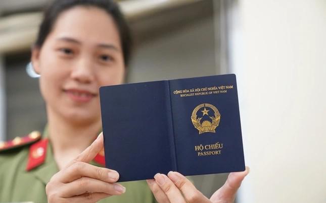 Kỳ họp thứ 4, Quốc hội khóa XV đã ban hành Nghị quyết, đồng ý bổ sung thông tin “nơi sinh” vào hộ chiếu cấp cho công dân Việt Nam (ảnh minh họa).