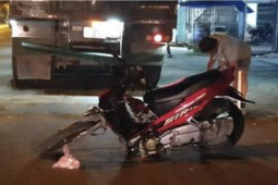 Tin tức trong ngày - Hai thanh niên tử vong sau cú tông xe máy vào đuôi xe đầu kéo đậu trên đường