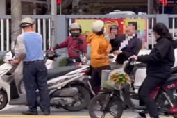 Tin tức trong ngày - Clip: Ô tô va quẹt vẫn chạy vun vút, nữ tài xế đuổi theo chặn đầu, tát tài xế