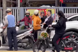 Tin tức trong ngày - Clip: Ô tô va quẹt vẫn chạy vun vút, nữ tài xế đuổi theo chặn đầu, tát tài xế