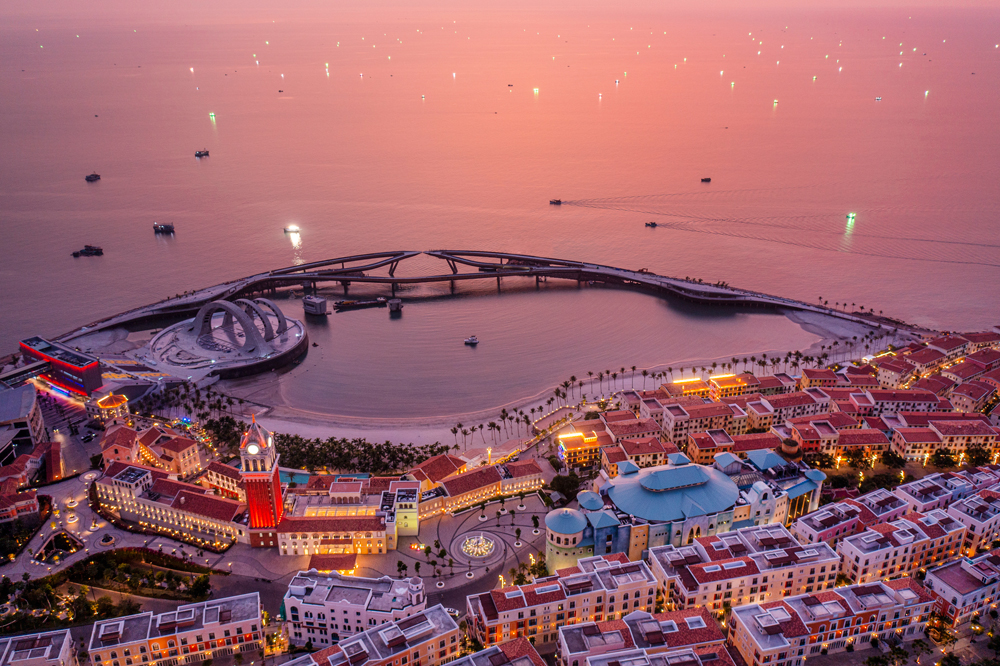 Thị trấn Hoàng Hôn là sự kết hợp hoàn hảo giữa vẻ đẹp của thị trấn Địa Trung Hải nước Ý và “tâm hồn” quyến rũ của vùng biển nhiệt đới Việt Nam.