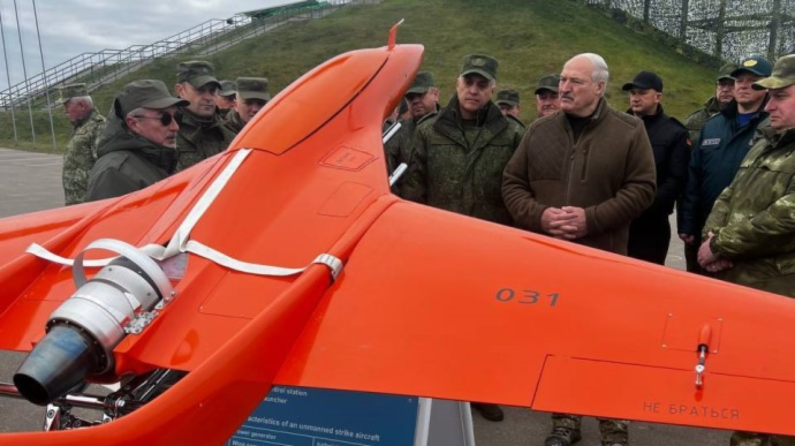 Tổng thống Belarus, ông Alexander Lukashenko, thị sát một chiếc máy bay không người lái (ảnh: RT)