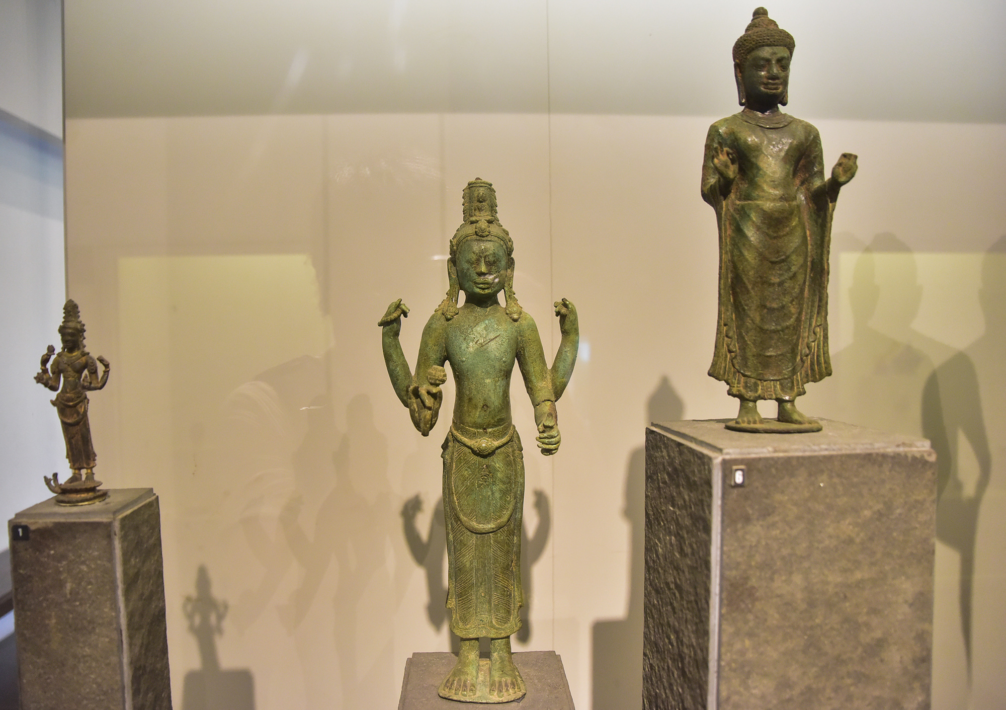 Tại khu trưng bày văn hoá Chămpa, bức tượng Avalokitesvara được làm bằng đồng, có niên đại thế kỷ 8 – 9, được tìm thấy ở Hoài Nhơn, Bình Định. Đây là một trong những kiệt tác của nghệ thuật, kỹ thuật đúc đồng tài năng, sáng tạo của cư dân Chămpa trong thời kỳ này. Tượng cùng 11 hiện vật khác được công nhận Bảo vật quốc gia trưng bày tại đây.