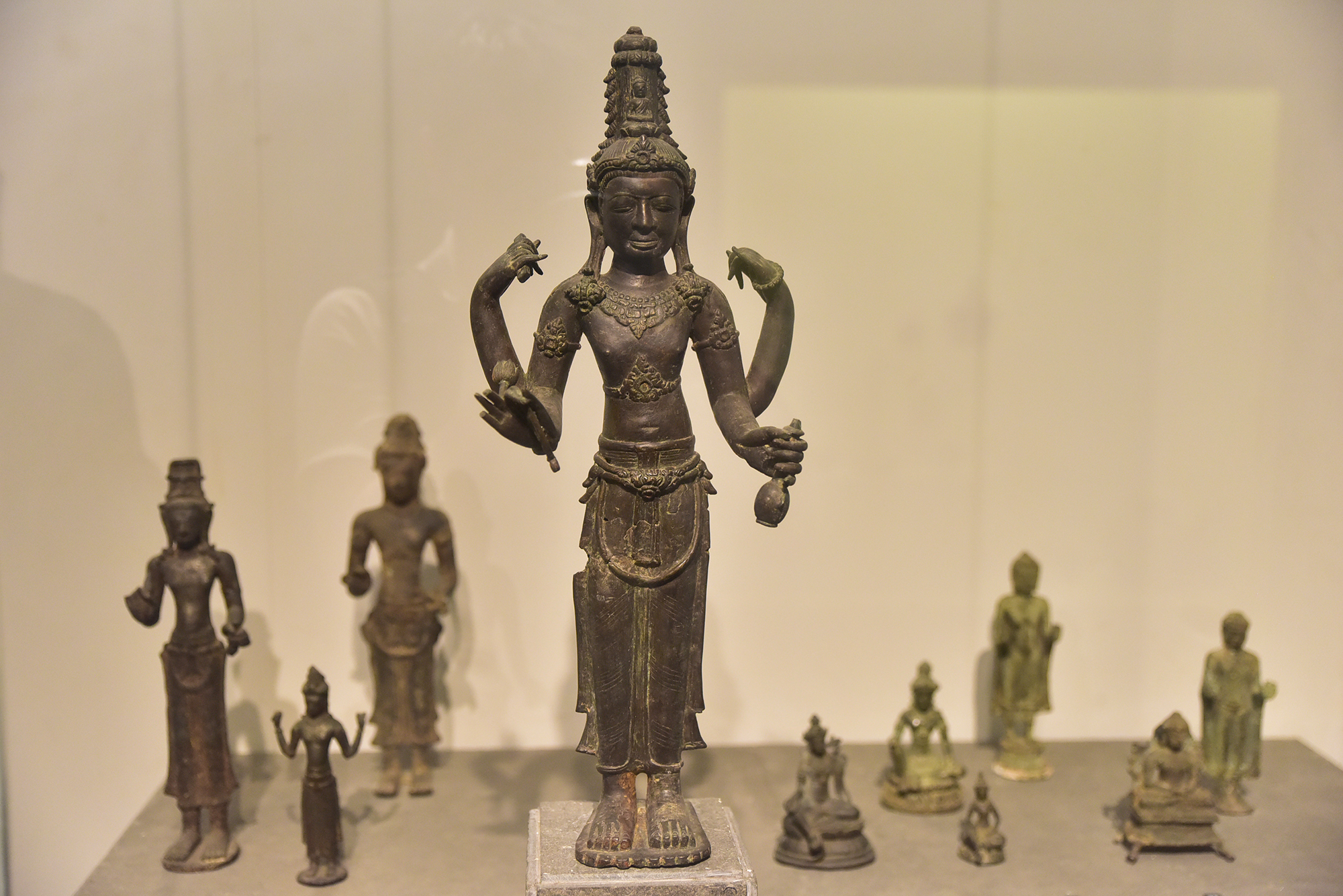 Đặt bên trái tượng Phật Đồng Dương là bức tượng Avalokitesvara khác được phát hiện ở Đại Hữu, Quảng Bình năm 1923. Tượng được chế tác bằng đồng, cao 52cm, thuộc nền văn hoá Chămpa thế kỷ 10. Hình dáng tượng trong tư thế có bốn tay, tay phải trên cầm quyển sách, tay trái trên cầm chuỗi hạt, hai tay trước cầm hoa sen và bình nước cam lồ. Phần đầu búi tóc cao, mặt trước chạm nổi hình tượng Phật, toàn thân có nhiều chi tiết váy, trang sức chạm khắc tinh xảo.