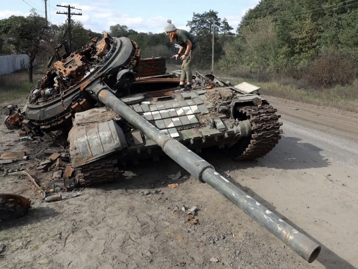 Một xe tăng Nga bị phá hủy ở Kharkiv vào tháng 10/2022.
