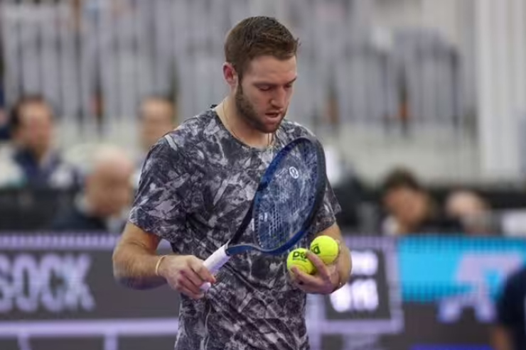 Sock thu đối thủ kém hàng trăm bậc xếp hạng