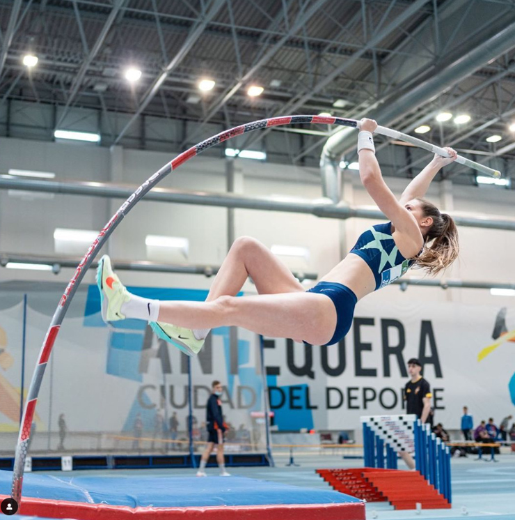 Ngẩn ngơ ngắm "nữ VĐV nhảy sào gợi cảm nhất thế giới" diện bikini - 2