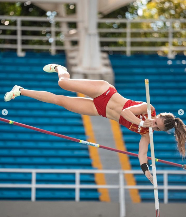 Ngẩn ngơ ngắm "nữ VĐV nhảy sào gợi cảm nhất thế giới" diện bikini - 3