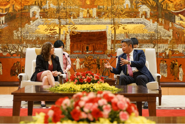 Phó Chủ tịch UBND thành phố Nguyễn Mạnh Quyền tiếp bà Einat Halevi Levin, Chủ tịch Phòng Thương mại Israel - Việt Nam.
