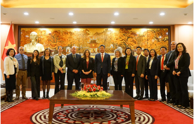 Các đại biểu hai bên tại buổi tiếp.