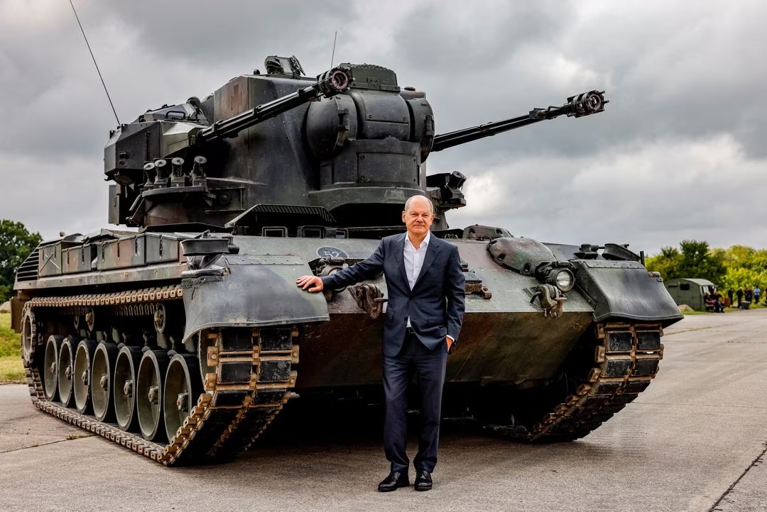 Thủ tướng Đức đứng cạnh pháo tự hành Gepard (ảnh: Reuters)
