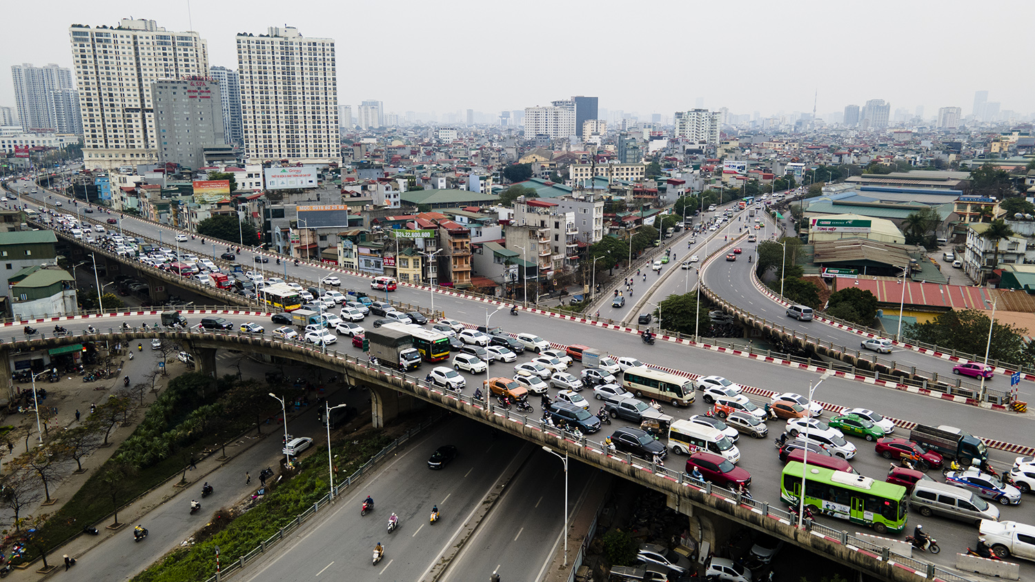 Gần 1 năm nay, Cầu Vĩnh Tuy luôn xảy ra tình trạng ùn tắc kéo dài vào giờ cao điểm theo hướng Minh Khai sang Long Biên, khiến người dân gặp khó khăn trong việc đi lại.