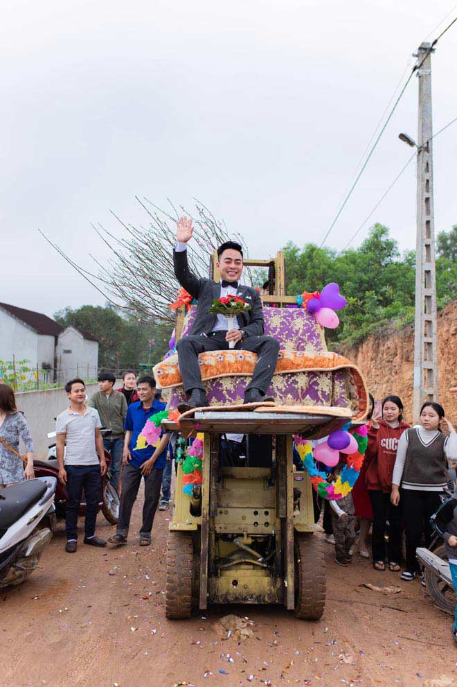 Chú rể phấn khích đi rước dâu bằng xe nâng