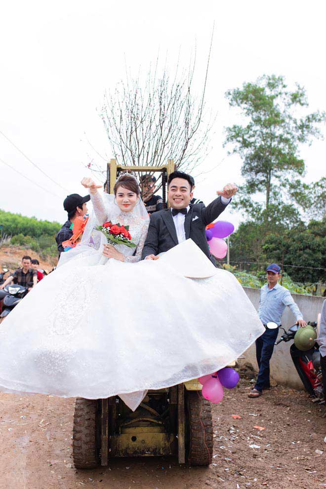 Chú rể Nghệ An đem xe nâng cao 2,5m đi rước dâu khiến nhà gái “hết hồn” - 3