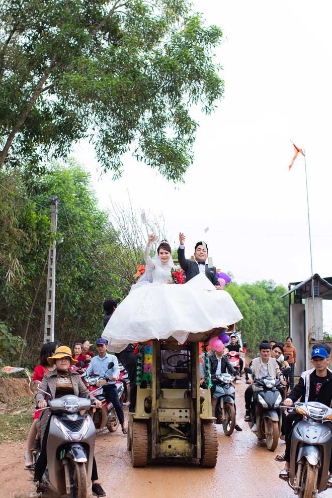Cô dâu - chú rể ngồi trên xe nâng cao hơn 2 mét