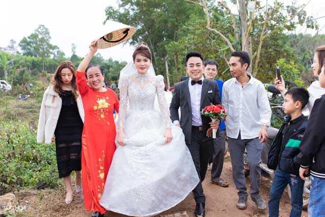 Hai bên gia đình đều bất ngờ về ý tưởng rước dâu của cặp đôi