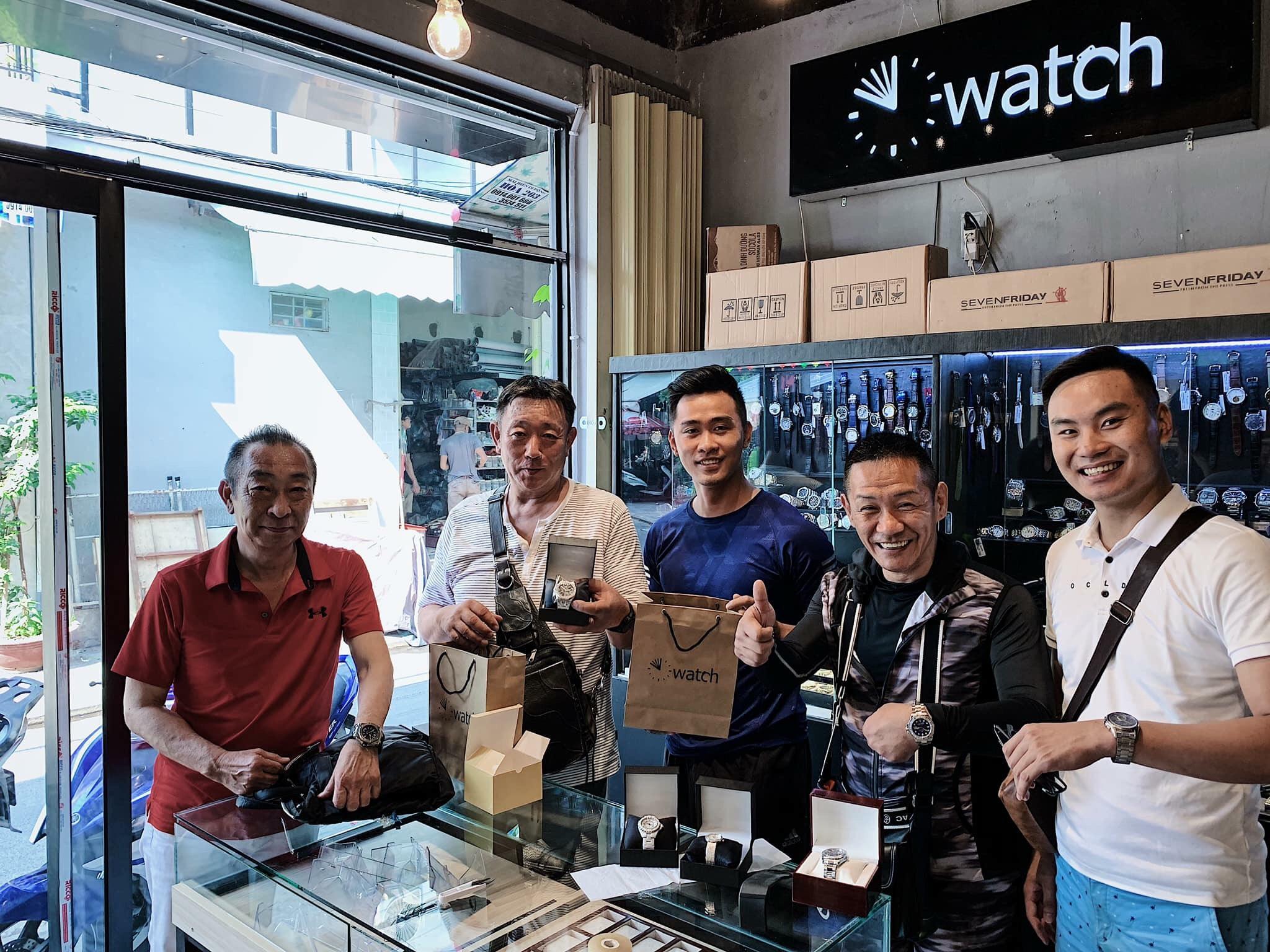 Cửa hàng đồng hồ của Vũ Watch thu hút được cả các khách hàng nước ngoài