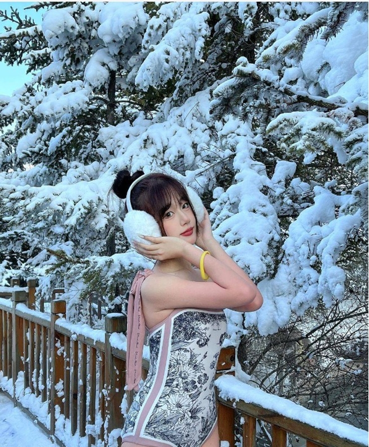 Diện đồ mát mẻ giữa trời băng tuyết, cô gái Trung Quốc được khen hết lời - 7