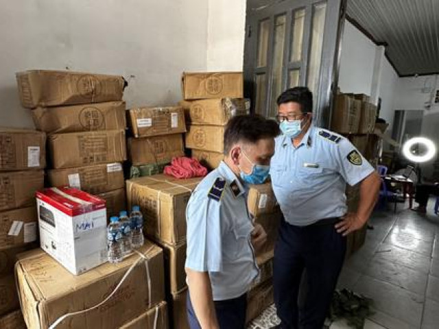 Thị trường - Tiêu dùng - Phát hiện nhiều điểm chứa mỹ phẩm nghi giả trị giá hàng tỉ đồng