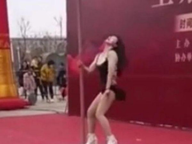 Phi thường - kỳ quặc - Một hội chợ bị "ném đá" vì phần trình diễn văn nghệ quá táo bạo