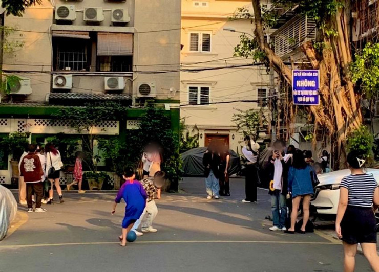 Đông đúc bạn trẻ đến con hẻm tìm góc chụp ảnh, sống ảo. Ảnh: TÚ NGÂN