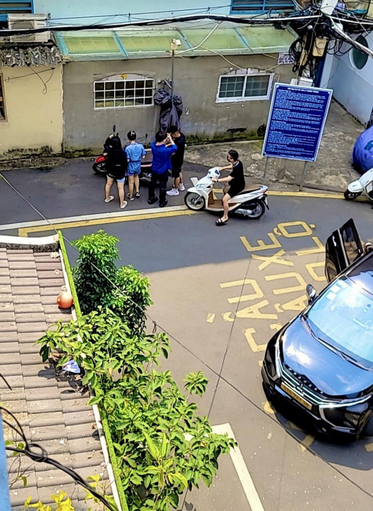 Bà Thu chỉ rõ những chỗ bạn trẻ đứng chụp ảnh gây phiền hà cho người dân. Ảnh: TÚ NGÂN