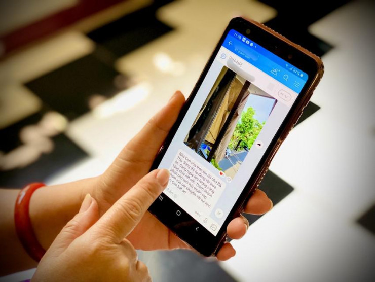 Thậm chí người dân buộc phải dùng vải bạc che chắn trước nhà, giảm sự chú ý để các bạn trẻ không đến phía trước chụp ảnh. Ảnh: TÚ NGÂN