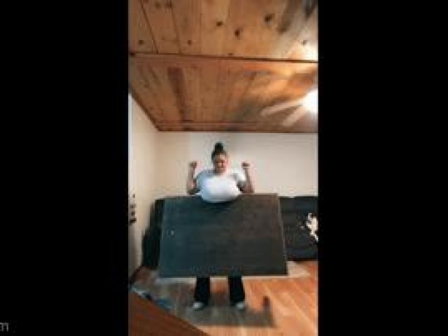 Bạn trẻ - Cuộc sống - Clip: Bỗng dưng nổi tiếng khi dùng ngực để nâng tấm bảng "khủng"