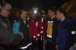 Bộ trưởng Y tế Thổ Nhĩ Kỳ thoát nạn trong gang tấc khi thăm khu vực bị động đất