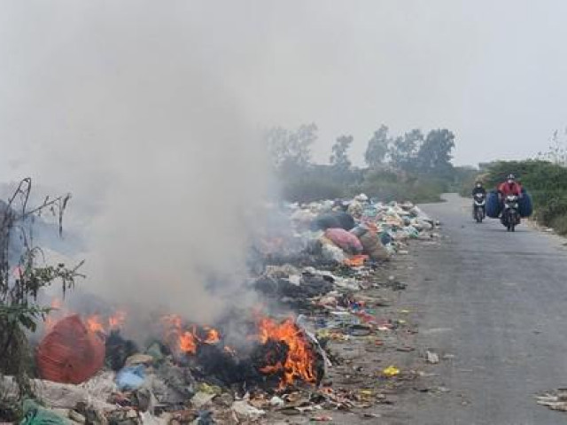 Nghìn tấn rác đốt giữa đường do ”tắc” bãi rác