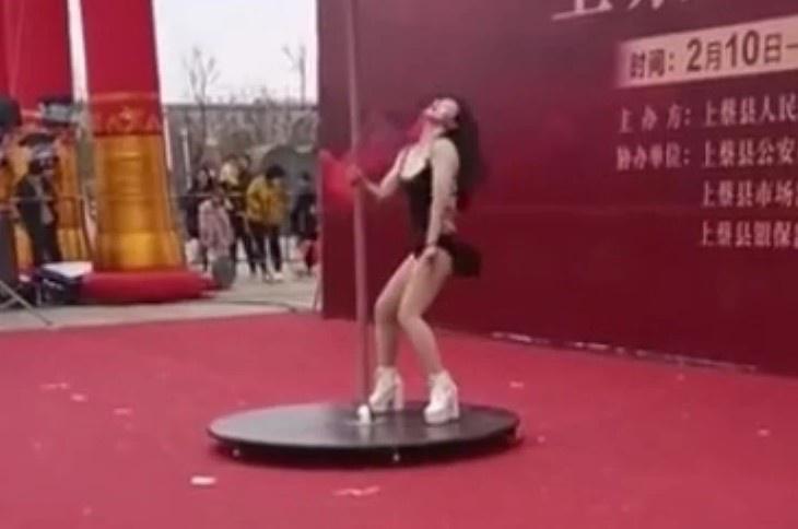 Một hội chợ bị "ném đá" vì phần trình diễn văn nghệ quá táo bạo - 2