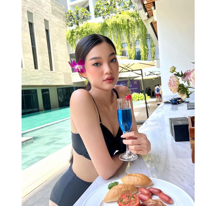 Ở ngoài đời, Bé Quyên gây ấn tượng bởi vóc dáng thanh mảnh, cùng đôi chân dài miên man.
