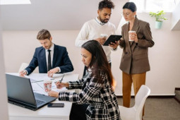 18 kiểu đồng nghiệp ai cũng gặp ở công ty