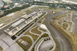 Rác thải, cỏ dại bủa vây đường đua F1