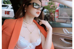 Thời trang - Cô gái ôm cả sấp sổ đỏ "tuyển bạn trai chỉ cần hài hước không cần giàu" có gu mặc táo bạo