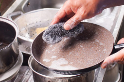 Ẩm thực - 8 thói quen “bào mòn” tuổi thọ của chảo chống dính, chị em nên biết