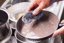 8 thói quen “bào mòn” tuổi thọ của chảo chống dính, chị em nên biết