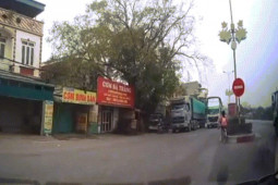 Ô tô - Clip: Rùng mình bé gái đi xe đạp suýt ngã vào bánh xe tải