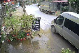 Ô tô - Clip: "Kẻ 8 lạng, người nửa cân" ôm cua khét lẹt của xe máy và xe khách